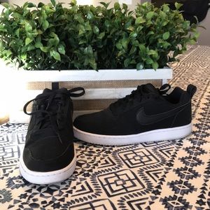 Nike tennis shoes 👟